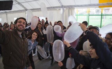 En cada una de las jornadas, Tirando X Colombia y los directivos del colegio se unen para pedirles a los alumnos que lleven un condón a clase. Cortesía