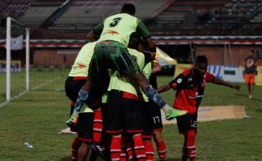 El Cúcuta celebra el primer tanto anotado por Darwin Carrero. Mario Franco / La Opinión