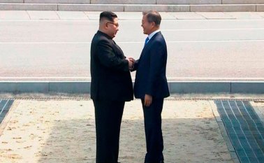 Los líderes de las dos coreas estrechan su mano en el inicio de la histórica cumbre.  Tomada de Twitter