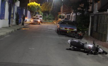 Las motos de los asaltantes quedaron abandonadas en la escena del ataque. Cortesía