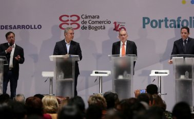 La ventaja de Duque (segundo, de izquierda a derecha) y Petro (izquierda) sobre los demás candidatos hace prever que los dos candidatos pasarían a la segunda vuelta. Colprensa