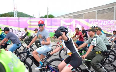 El cantautor Carlos Vives recorrió este jueves la ‘Capital Mundial del Vallenato’, en el marco del 51 Festival de la Leyenda Vallenata en el cual le rinden homenaje. Colprensa