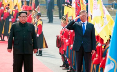 Las dos Coreas intentarán este año poner fin a la guerra de forma permanente y para ello tratarán -según el texto- de reunirse con Estados Unidos y quizá también con China AFP