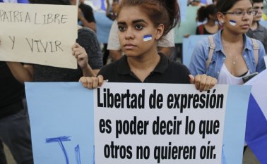 Los estudiantes piden que el diálogo comience a mediados de mayo con la participación de diversos sectores, como las familias de las personas asesinadas. AFP