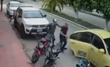 Andrés Riaño Ravelo,fue raptado por dos hombres encapuchados que ingresan a las oficinas de Ismocol SA, identificándose como miembros del Eln, allí preguntaron por el funcionario, lo sacaron de las oficinas y lo suben a un taxi. Captura de video