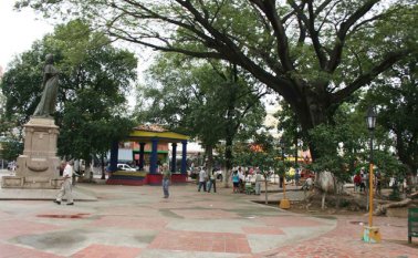 El parque Mercedes Ábrego, en la Comuna 1, aún presenta problemas de convivencia ante la proliferación de habitantes de la calle y presencia de ventas callejeras. Mario Caicedo