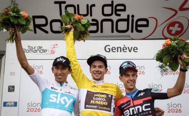 Egan Bernal (Sky), Primoz Roglic (Lotto NL-Jumbo) y Richie Porte (BMC) en el podio final. AFP