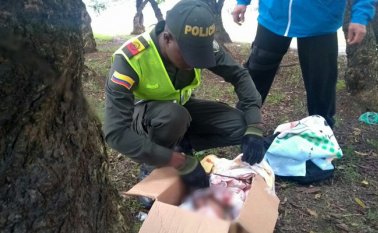 Dos auxiliares de la Policía Metropolitana de Bogotá fueron los salvadores de la bebé. Policía Nacional