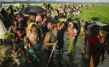 Cientos de refugiados rohinyás cruzron la frontera entre Birmania y Bangladesh el año pasado. Archivo