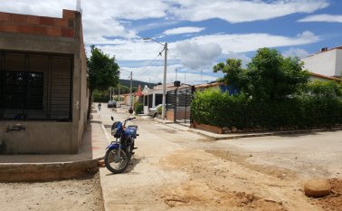 A solo dos cuadras del hecho, la semana pasada, la Policía allanó una casa en busca de estupefacientes, pero no encontró nada. La Opinión