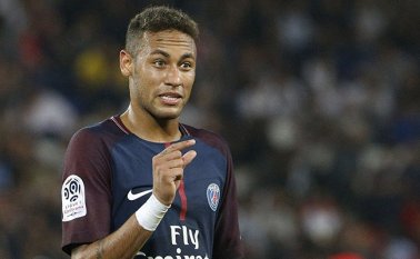 La figura del fútbol brasileño llegará hoy a París después de pasar la mayor parte de la recuperación de su lesión en Brasil.  Archivo
