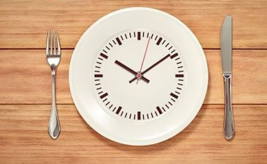 El ayuno constante puede derivar en gastritis, pues al no recibir alimentos "el ácido gástrico irrita en forma constante al estómago". Fitnessrevolucionario.com