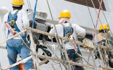 Un trabajador no puede hacer más de 12 horas extras a la semana y dos al día. Colprensa