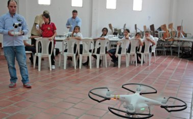 La tecnología dejó fascinados a los estudiantes. Mario Caicedo / La Opinión