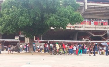 A las 10 de la mañana de este lunes continuaban a las afueras del coliseo Toto Hernández y el estadio. Geraldine García