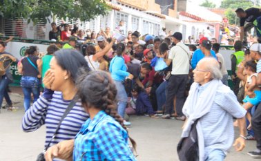En el Aeropuerto hubo desmanes durante la entrega de ayudas. Archivo La Opinión