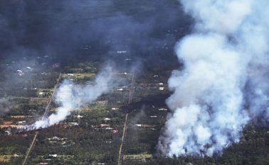 Residentes de Leilani Estates fueron autorizados el domingo para regresar a sus casas para poder revisar sus propiedades y recoger pertenencias, pero fueron advertidos de que se mantuvieran alerta y preparados para salir en cualquier momento.
 AFP