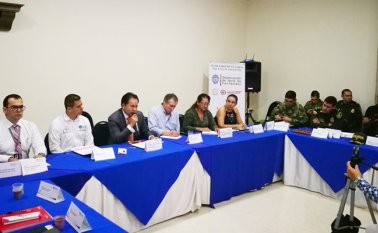 Durante el consejo departamental de paz que se realizó ayer, se advirtió la necesidad de no cesar en la ayuda humanitaria, ni desconocer que la guerra entre ELN y EPL sigue.  Tomada de Twitter