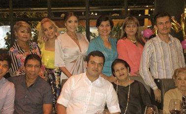 Fanny Martínez, Maya Contreras, Amparito Rodríguez, Cira Vila Casado, Zulay Buitrago y Jorge Pérez. Sentados: Rafael Rodríguez, Régulo Rodríguez, Juan Pablo Ramírez, Susana Mora y Beatriz Pantaleón . Cortesía