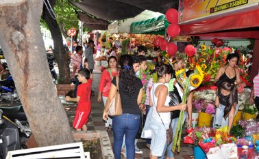 La venta de rosas y arreglos florales tiene en la celebración del Día de la Madre la principal temporada. Archivo
