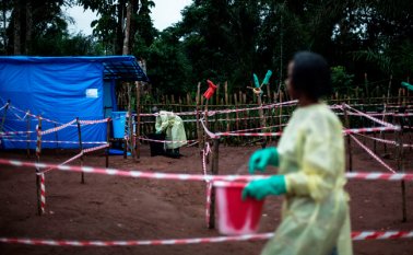 En esta foto de archivo, tomada el 13 de junio de 2017, los trabajadores de salud trabajan en una unidad de cuarentena contra el ébola en Muma, después de que se confirmara un caso en su aldea. AFP