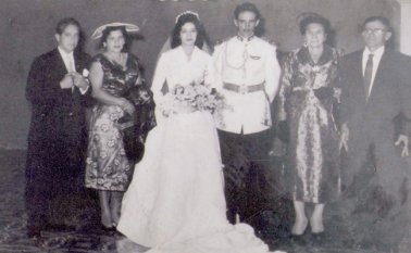 (De izquierda a derecha) Luis Francisco Rodríguez Durán, propietario en ese entonces de la Radio Victoria, hoy Voz del Norte y su esposa Isabel Ferreira Carvajal, los recién casados, María Dionisia Hernández de Peñaloza y Jesús Peñaloza. Archivo