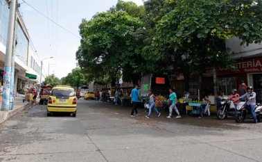 En la avenida quinta con calle séptima, del centro de Cúcuta, volvieron unos pocos vendedores a ocupar el canal de circulación vehicular con sus carretas. Mario Caicedo