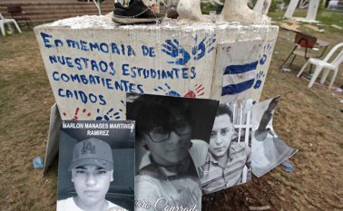 Este monumento fue creado en memoria de los manifestantes muertos en la universidad Upoli, después de ser atacada durante protestas recientes. AFP