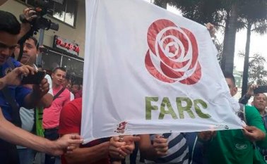 Momento en que los manizaleños abuchearon a Timochenko. Colprensa