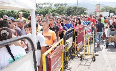 Venezolanos camino a Colombia. Archivo La Opinión