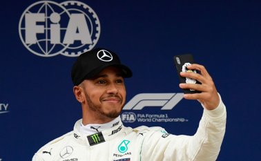 Su compañero de equipo Valtteri Bottas y Sebastian Vettel lo escoltarán -a Hamilton- en la salida. AFP