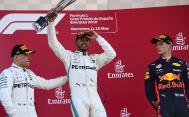 Hamilton junto al finlandés Valtteri Bottas y el holandés Max Verstappen (Red Bull), segundo y tercero. AFP