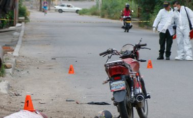 Gustavo Ramírez Ovallos, de 34 años, murió en el sitio; su primo Pedro Elías García Ovallos está delicado. Mario Franco
