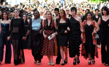 La directora francesa Vanessa Filho, la actriz francesa Marion Cotillard, la directora de Níger Zalika Souley, la actriz belga Deborah Francois, la actriz francesa Amelie Daure, la invitada colombiana Cristina Gallego y la actriz y la directora francesa Zabou Breitman caminan por la alfombra roja en protesta por la falta de mujeres realizadoras a lo largo de la historia del festival. AFP