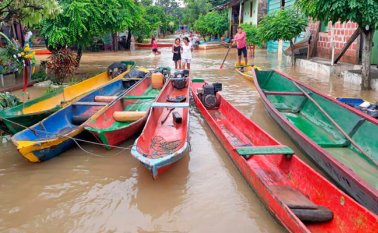 En Tibú tuvieron que usar canoas, para poder trasladarse. Cortesía