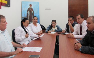 El gerente Hernando Mora se reunió con los representantes de Anthoc y con el personal de la ESE. Roberto Ospino / La Opinión