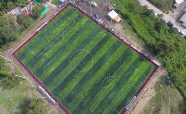 Con 1.400 millones de pesos, aportados por la Gobernación y el municipio, se hizo el mejoramiento de la grama en la cancha sintética de Toledo.  Cortesía
