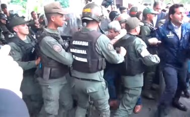 Un camarógrafo del canal privado Venevisión también resultó afectado.  Captura de video