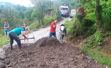 Ante la falta de Estado, cuadrillas de obreros retiran escombros de la vía y la mejoran con relleno para que los conductores no tengan que esquivar los enormes baches. Cortesía