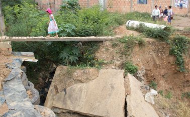 En el barrio Morelli tienen dos años con el puente caído. Este paso es utilizado por los habitantes de los barrios como Limite, Aguas Calientes, y la Ciudadela La Libertad. Alfredo Estévez / La Opinión