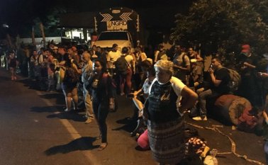 Las familias en Brisas del Cauca, un hostal situado en el puente vehicular por el que se accede a Puerto Valdivia, en una de las zonas más altas del corregimiento. El Colombiano