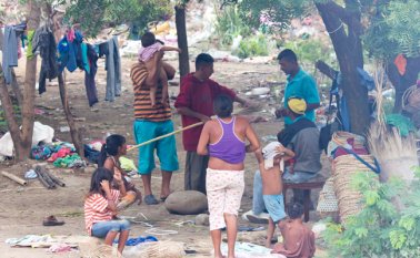 Hace año y medio unos 450 indios permanecen el puente internacional Francisco de Paula Santander. Archivo