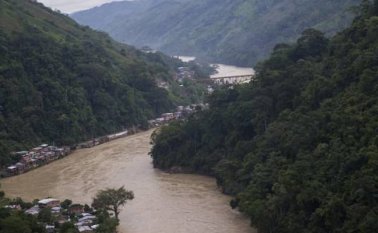 Puerto Valdivia es la población más cercana y por lo tanto la más afectada por la situación. Colprensa