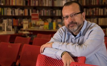 William Ospina señala  que el templo “lo relaciono con nuestra manera de estar juntos por medio de principios o valores comunes, entonces cuando hablo del templo lo relaciono con la comunidad y espiritualidad. Cuando hablo del hogar me refiero a nuestra manera de vivir, no solo en una casa sino también en la naturaleza”.
 Colprensa