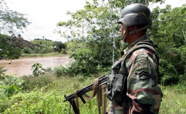En la frontera con Colombia, la Fuerza Pública persigue a grupos disidentes de las Farc, que están detrás de una inusitada violencia que deja siete muertos entre militares y periodistas, decenas de heridos y dos civiles secuestrados. Archivo