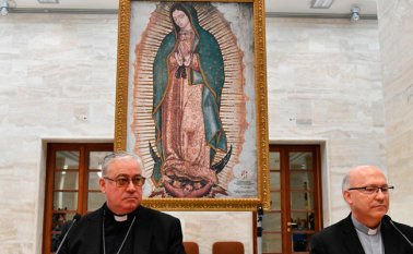 Los miembros de la Conferencia de Obispos de Chile Luis Fernando Ramos Pérez (derecha) y Juan Ignacio González anunciaron la renuncia de todos los obispos chilenos.
 AFP