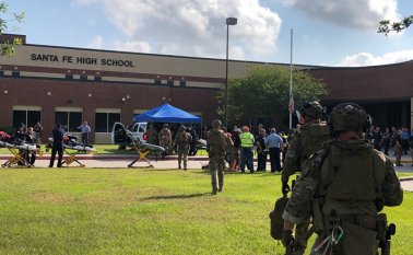 El presunto tirador fue detenido y los estudiantes fueron evacuados de las instalaciones educativas. Tomada de Twitter @HCSOTexas