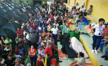 Voceros del Ejército Nacional se acercaron este viernes al coliseo principal y anunciaron que 300 de las mil personas que están en el coliseo serán reubicadas en otros espacios. El Colombiano