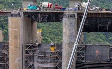 Al río llega este sábado menos agua de la que se está evacuando por la casa de máquinas.  Juan Antonio Sánchez