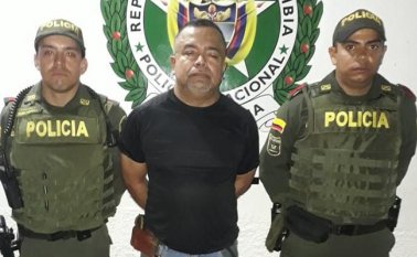 Luis Alfredo López transportaba una escopeta y un revólver con munición, en el asiento del conductor, en una camioneta colombiana. Policía